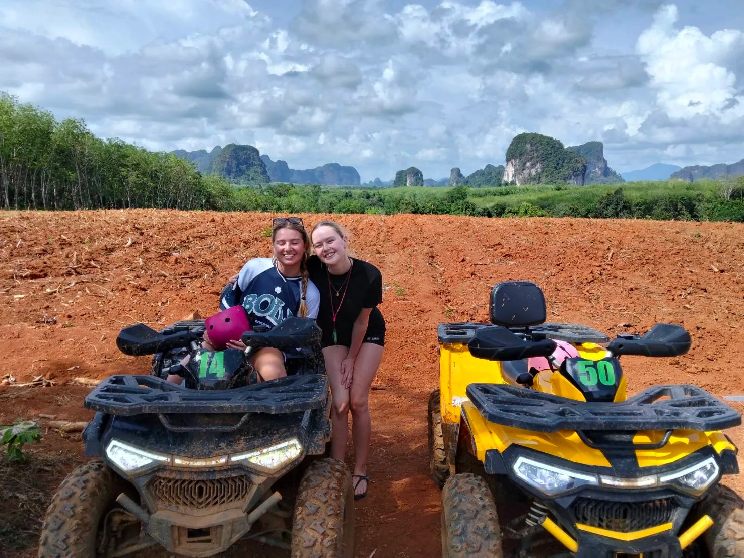 คู่เพื่อนขับ ATV กับวิวภูเขา