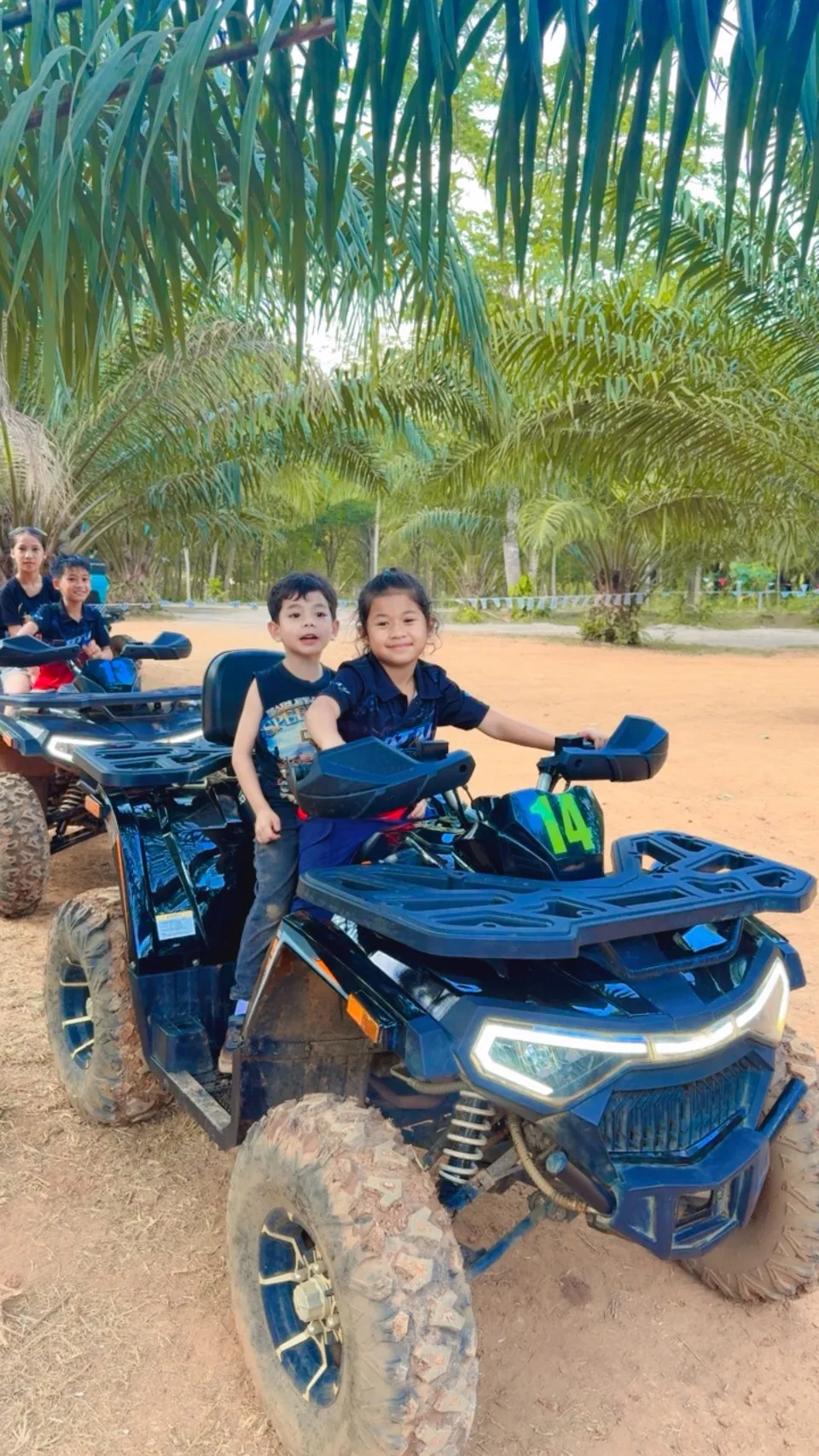 เด็กๆ ขับ ATV อย่างสนุก