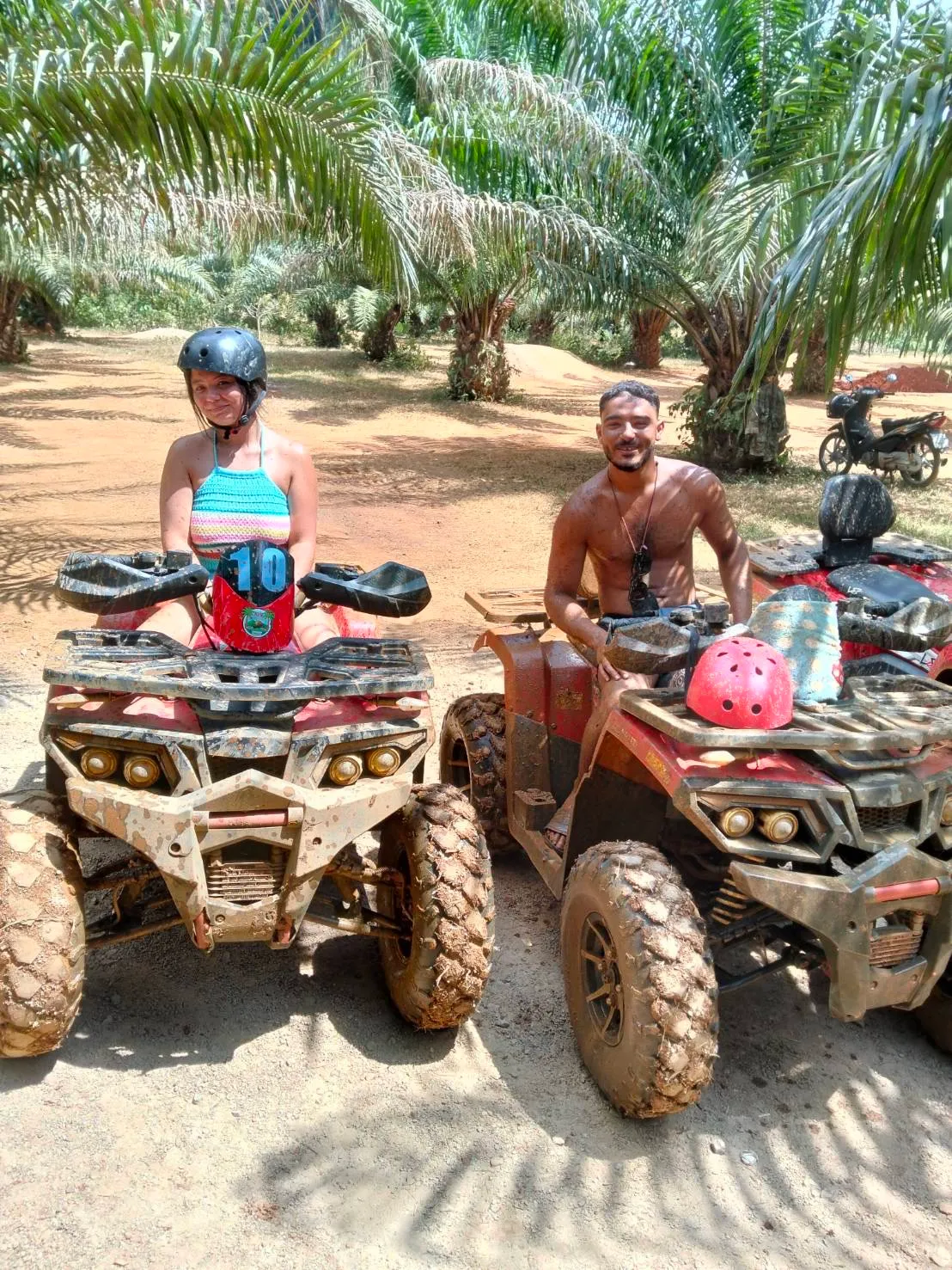 คู่รักขับ ATV ลุยโคลน