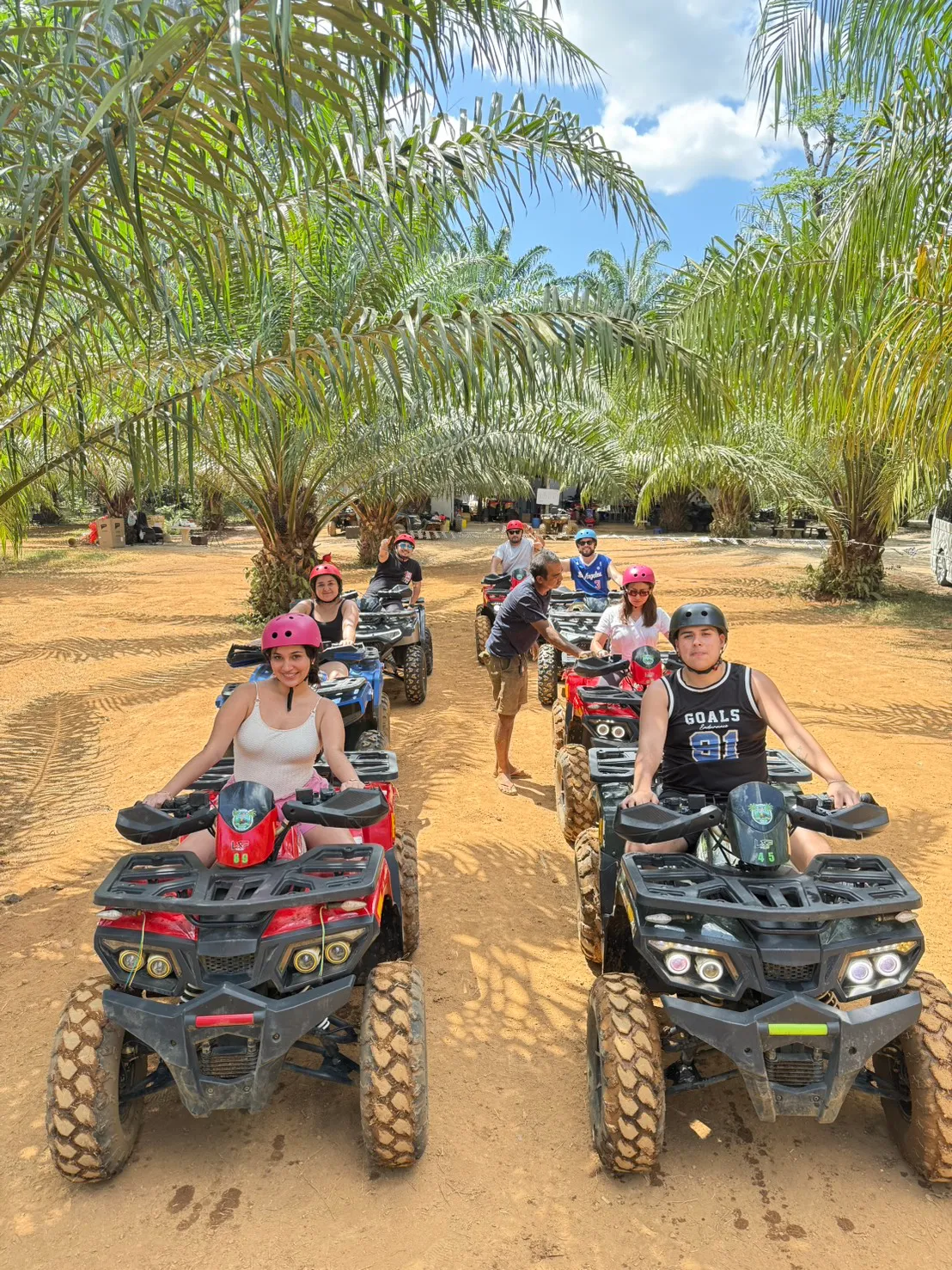 กลุ่มนักท่องเที่ยวเตรียมออกเดินทาง