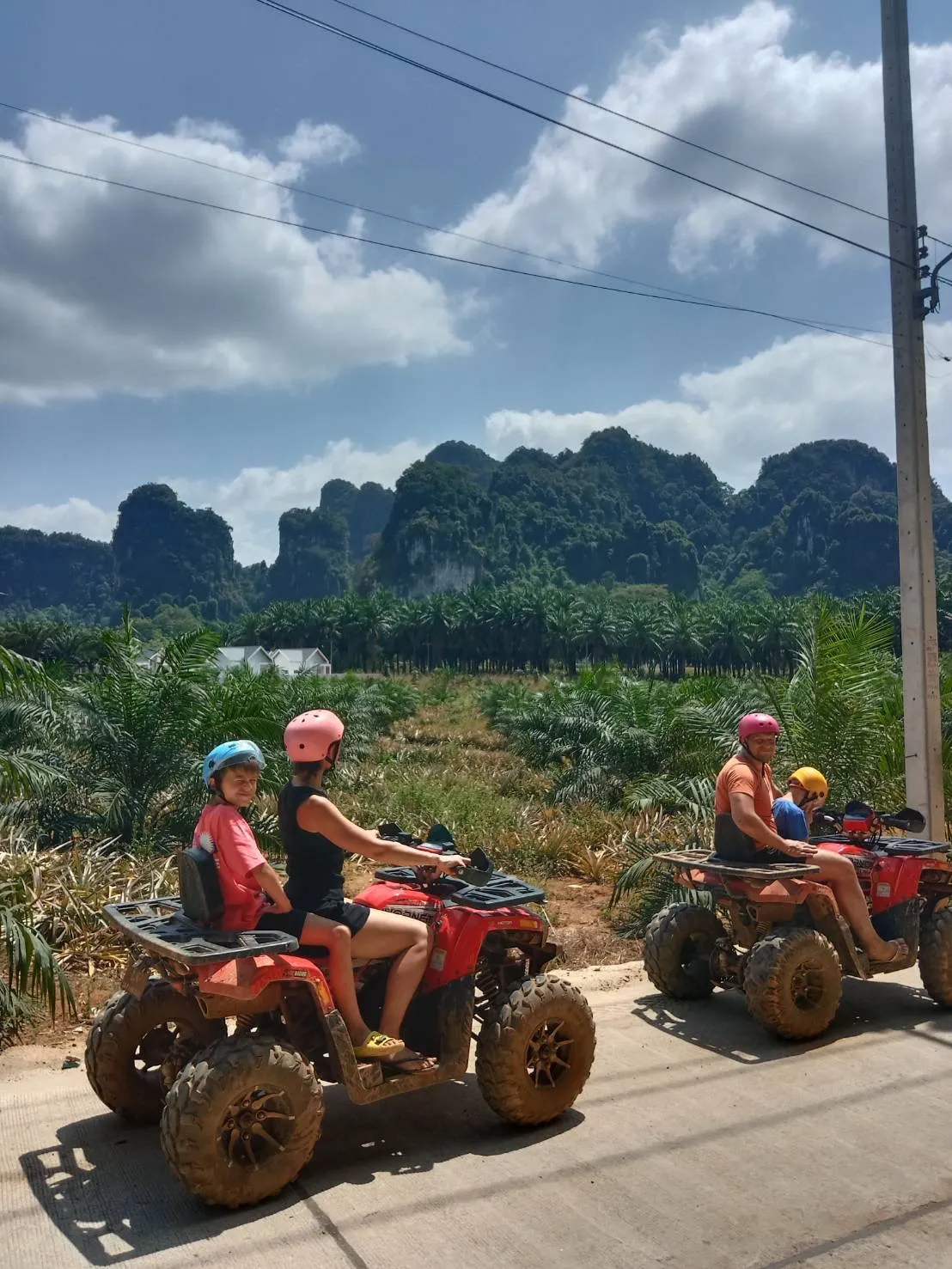 ครอบครัวขับ ATV บนถนนวิวภูเขา