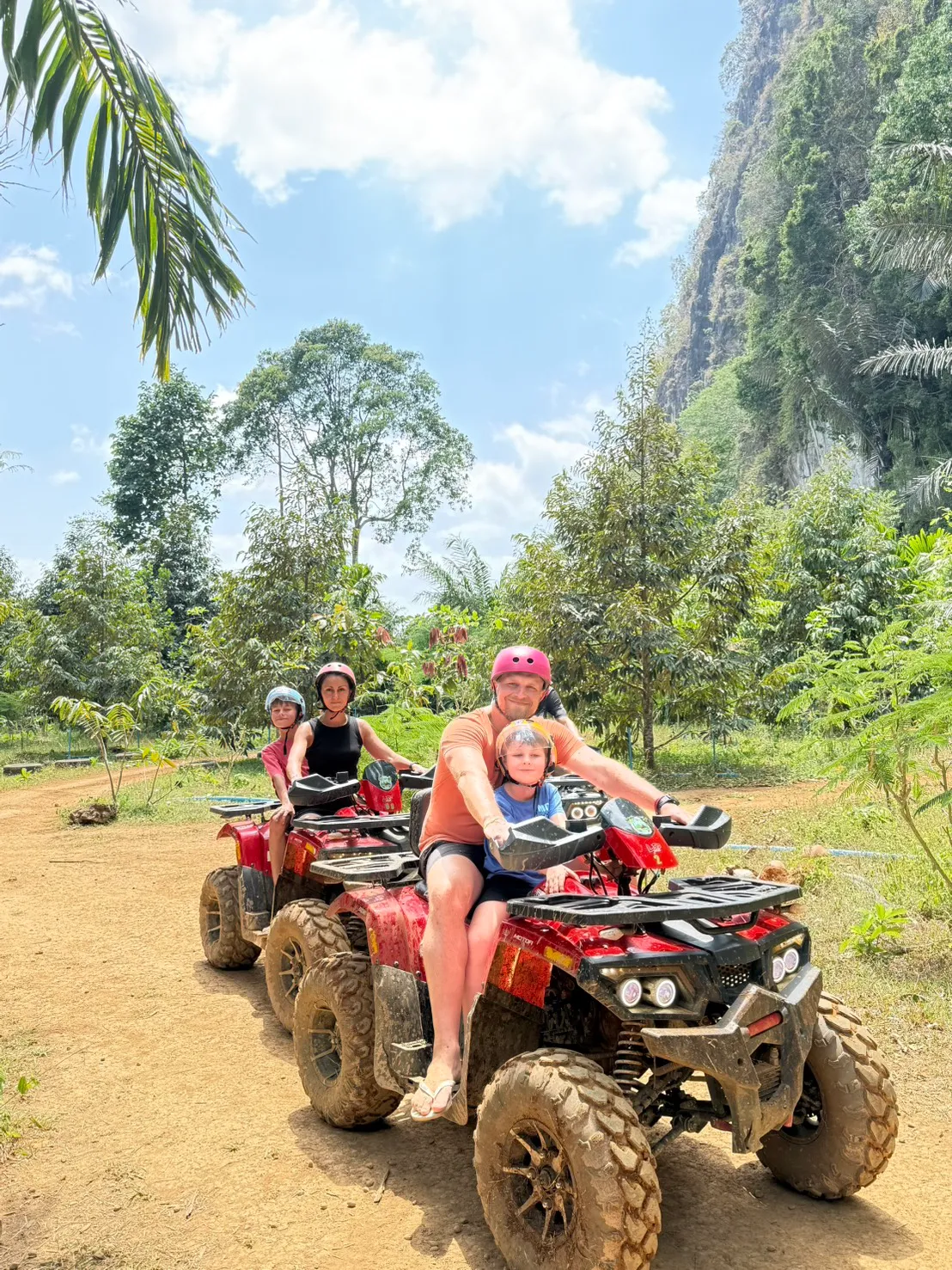 ครอบครัวขับ ATV ใกล้หน้าผาภูเขา