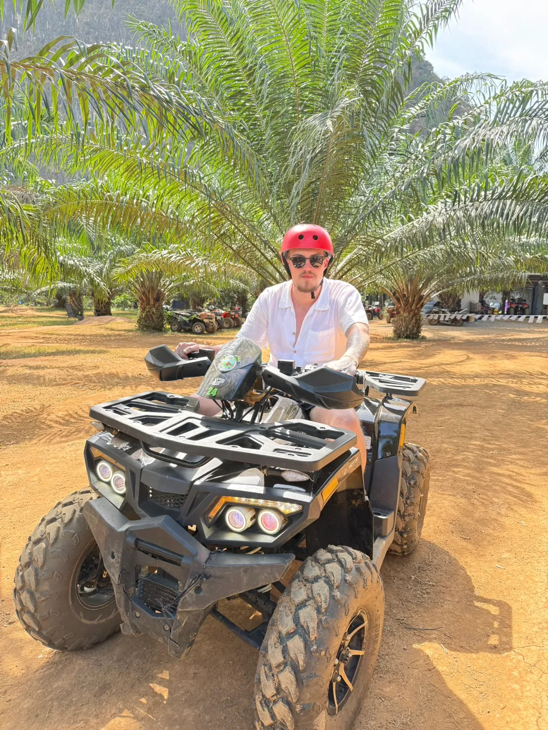 นักท่องเที่ยวบน ATV พรีเมียมสีดำ