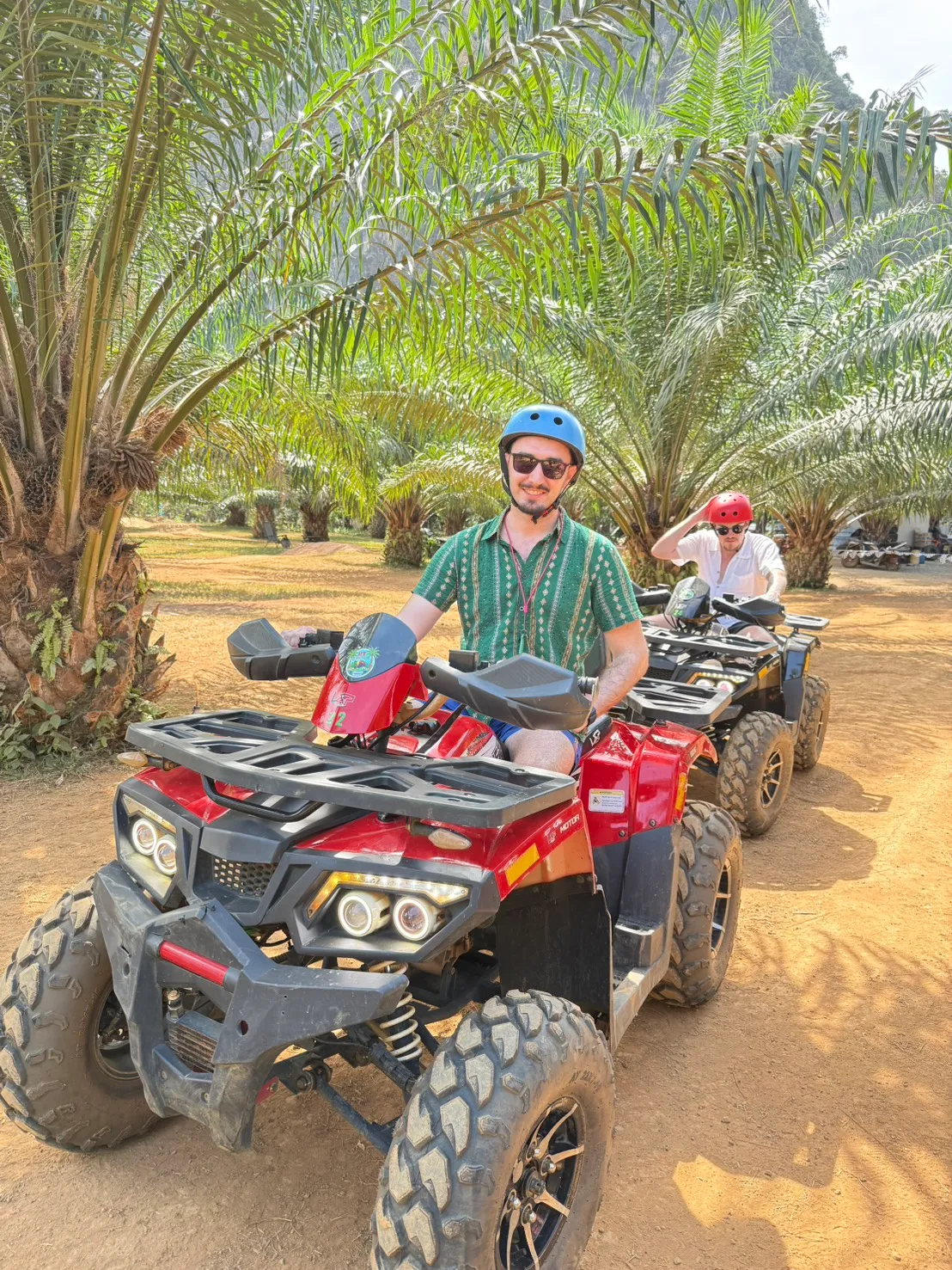 หนุ่มเท่ขับ ATV แดง