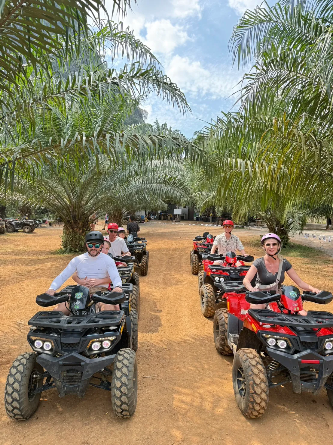 กลุ่มครอบครัวขับ ATV สองแถว