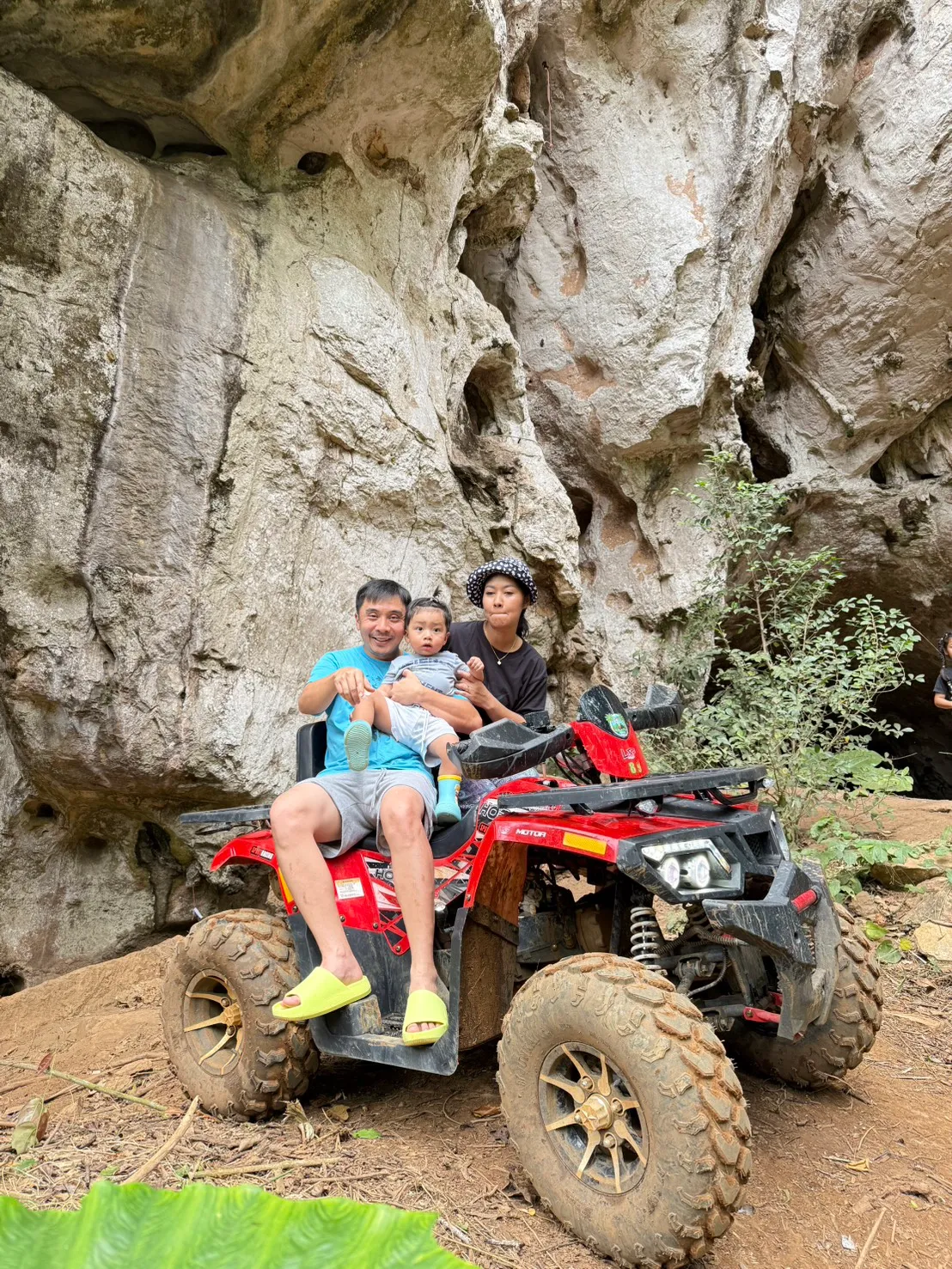ครอบครัวถ่ายรูปกับ ATV หน้าถ้ำหินปูน