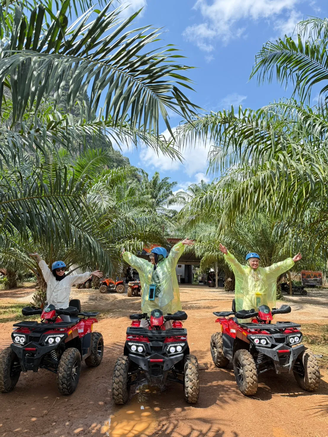 สามสาวในชุดกันฝนขับ ATV วิวภูเขา