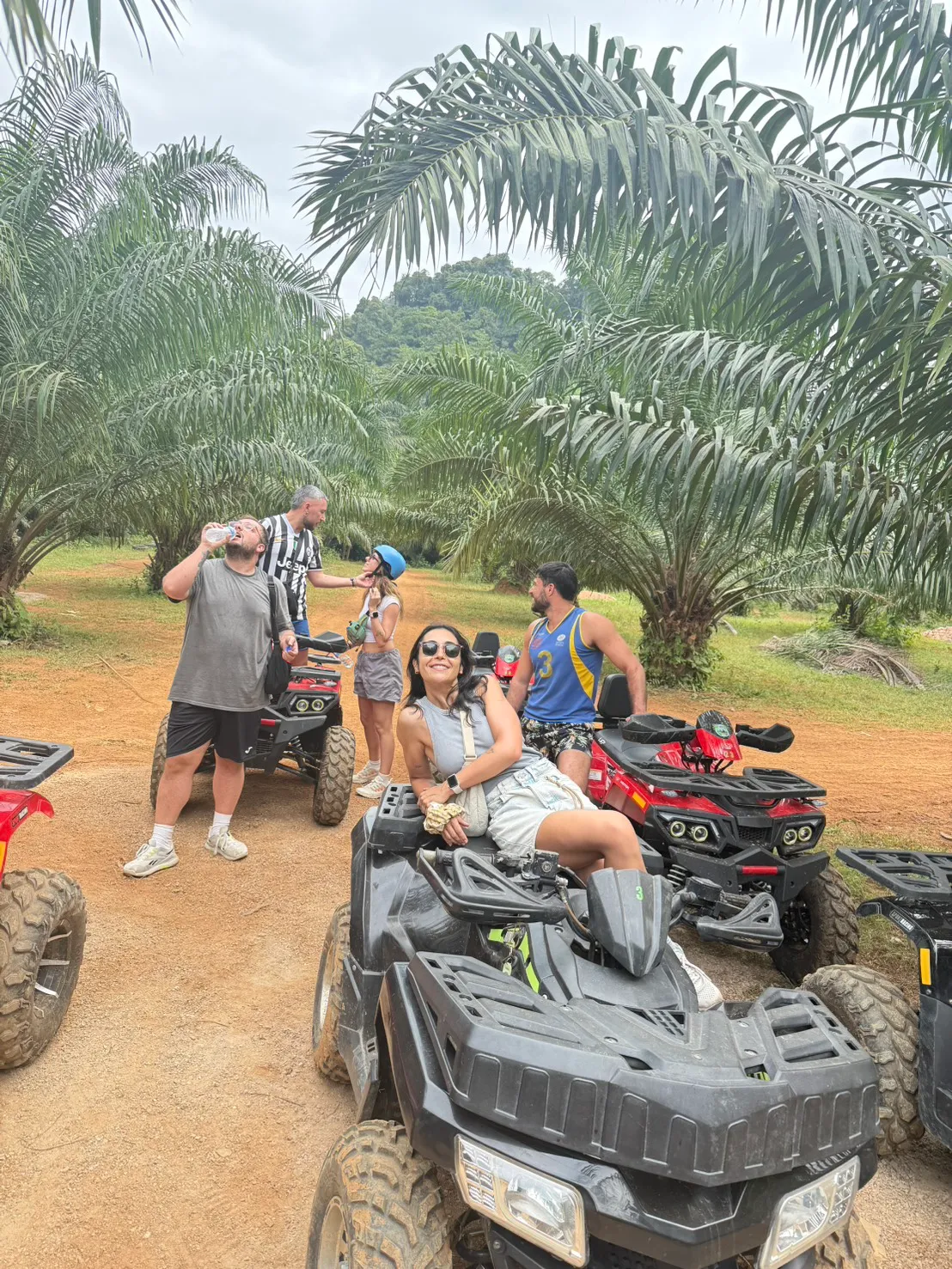 กลุ่มเพื่อนพักดื่มน้ำริมทาง