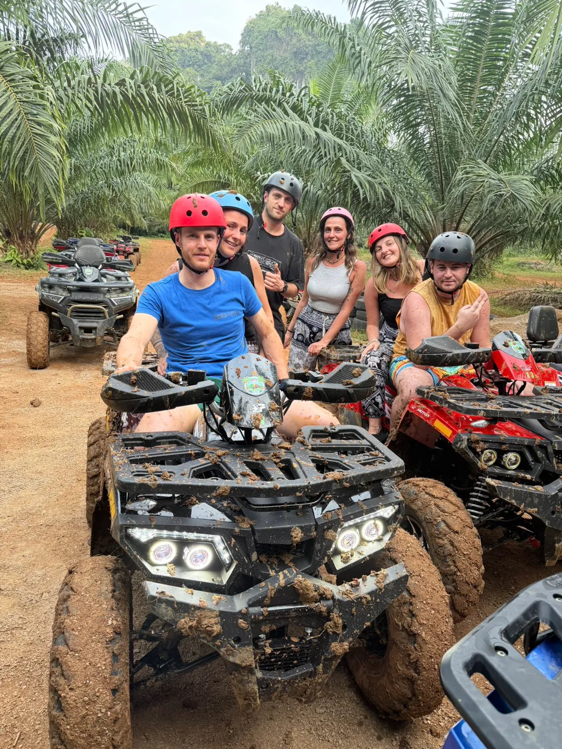 กลุ่มเพื่อนถ่ายรูปกับ ATV เปื้อนโคลน