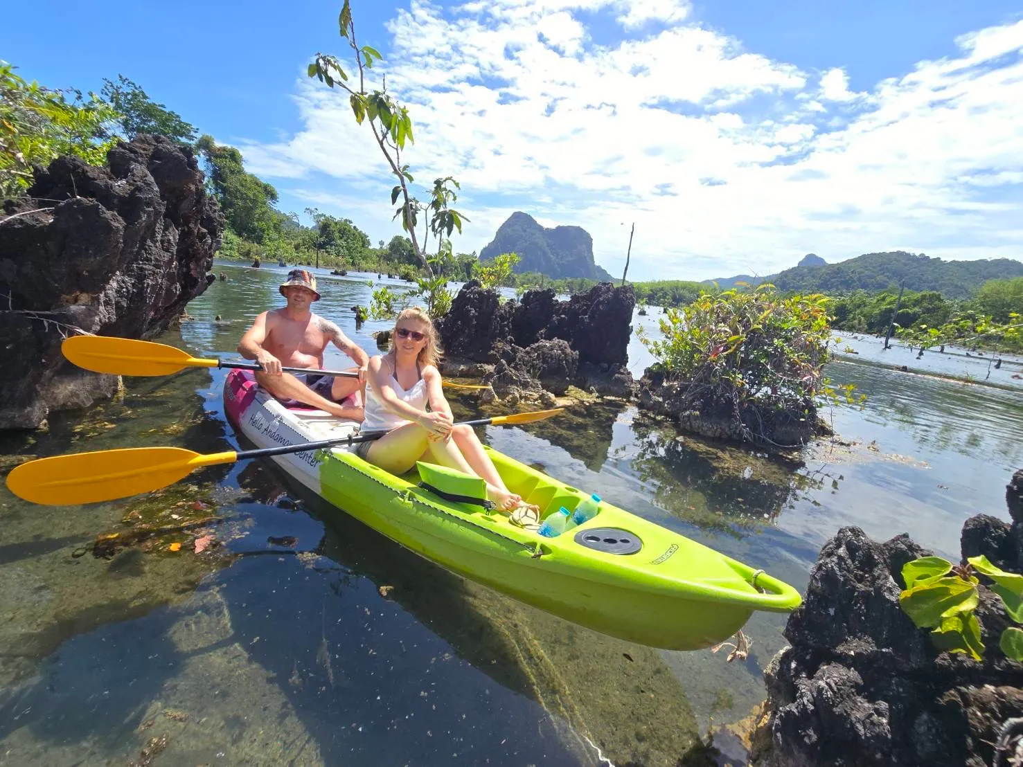 คู่รักพายคายัควิวภูเขาหินปูน
